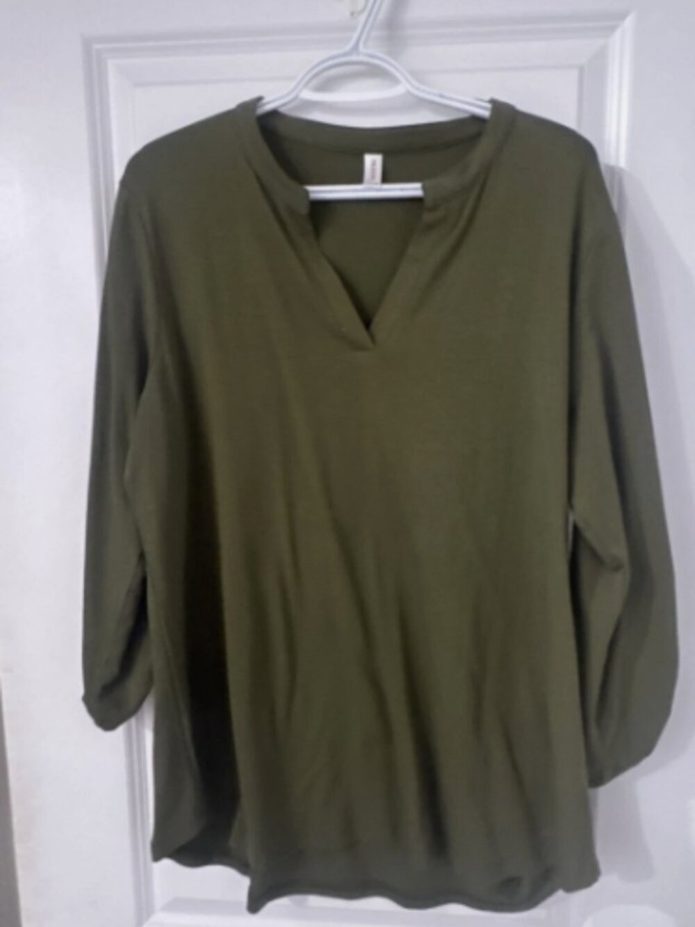 NILOUFO Women's Notch V-Neck Long Sleeve Top - Olive Green